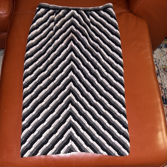 Uniquely designed Figure Flattering Jennie & Marlis Pencil Skirt Size Small - Picture 4 of 6